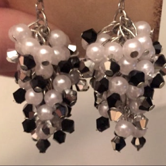 Pearl Drop Earrings with onyx & silver bicones - Picture 2 of 2